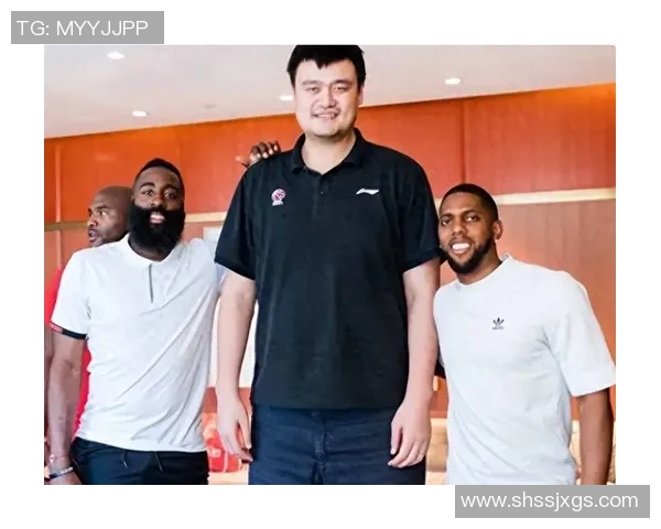 姚明与各界名人合影展现身高魅力与友谊瞬间