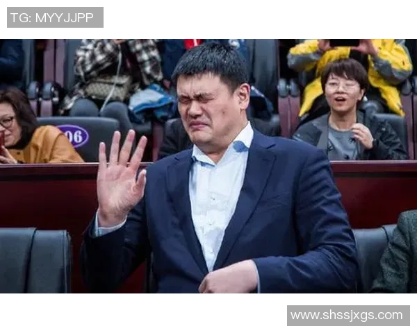 姚明现身场外引发热议球迷纷纷围观感受巨星魅力