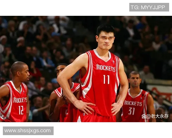 姚明驾驶座椅调至最高处，展现巨人开车的独特风采与挑战