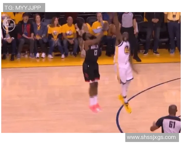 国米与那不勒斯友谊赛平局绝杀瞬间引发争议判罚引发热议 国米与那不勒斯友谊赛平局绝杀瞬间引发争议判罚引发热议